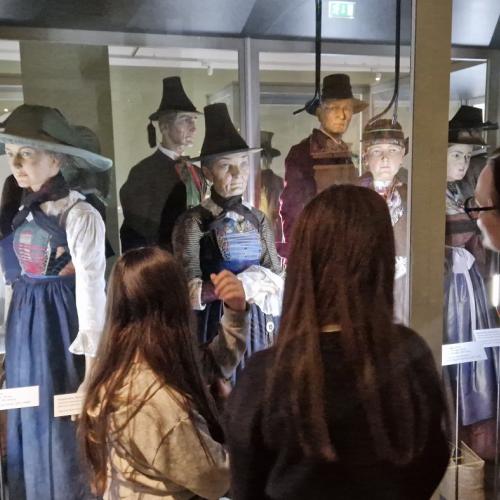 verschiedene Trachten