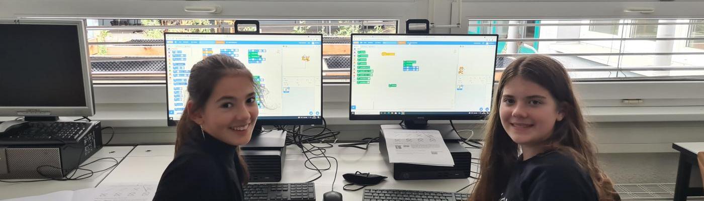 Schülerinnen beim Programmieren