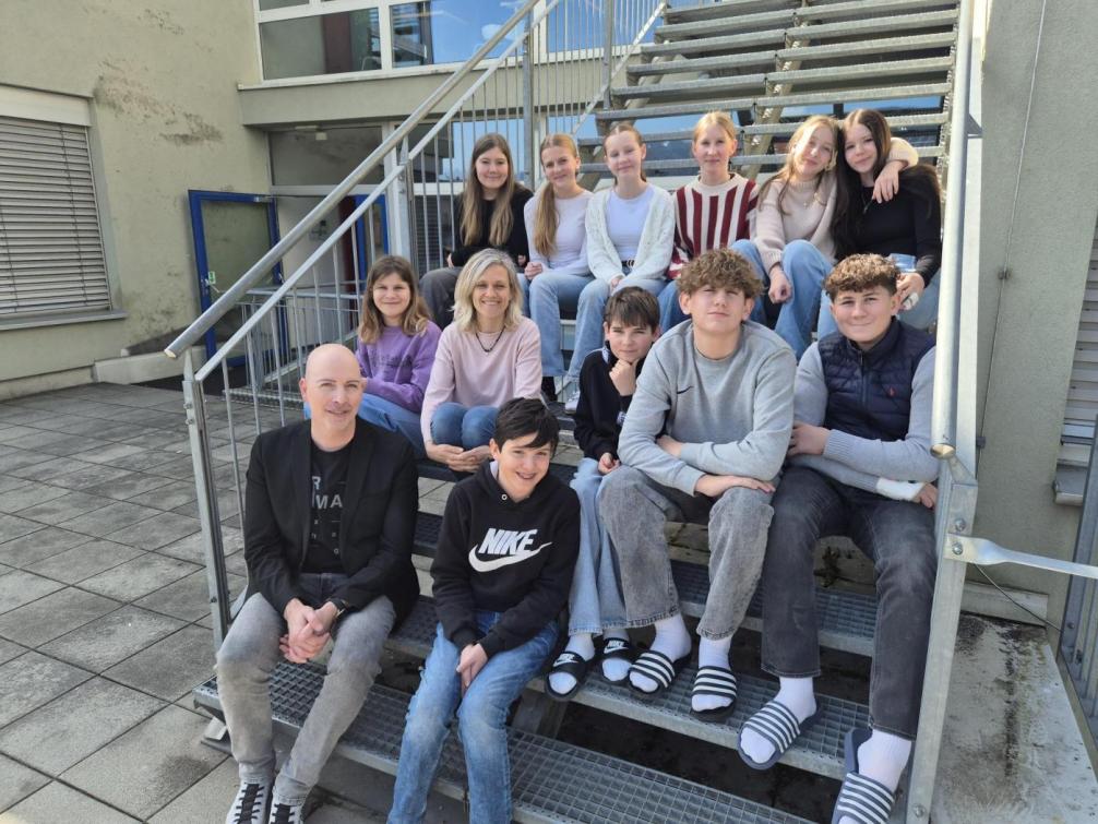 Schülerinnen der 3F_Klasse mit Dir. Christoph Slibar und Prof. Francesca Casan