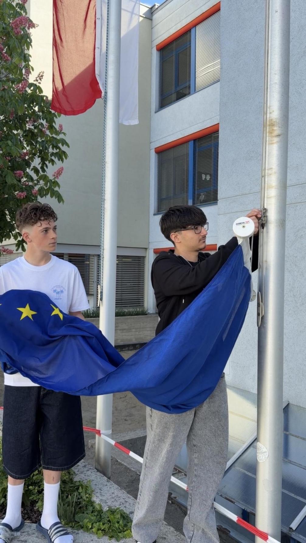 Flagge wird gehisst