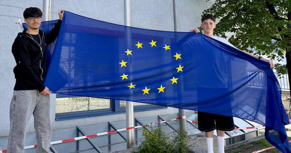Ömer und Livio hissen die Europaflagge